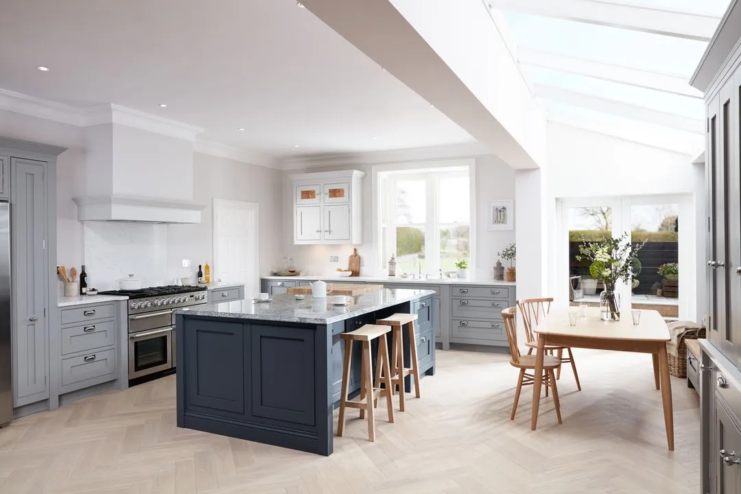 1909 Ovolo painted in-frame kitchen